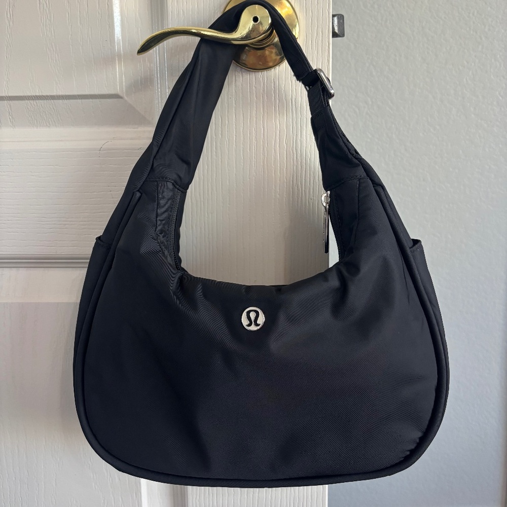 City Essentials Shoulder Bag 4L